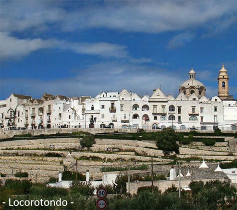 Locorotondo, affascinante borgo pugliese con case bianche e vista panoramica.