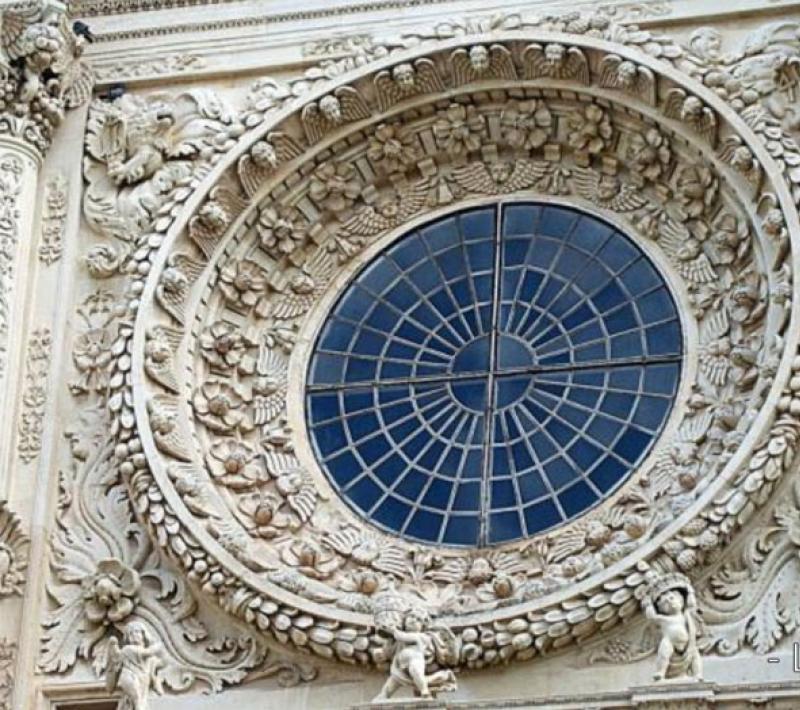 Rosone barocco con dettagli intricati della Basilica di Santa Croce a Lecce.