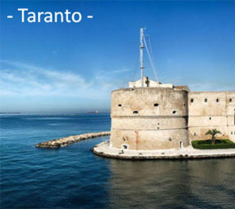 Castello Aragonese di Taranto, storico fortezza sul mare con ponte girevole.