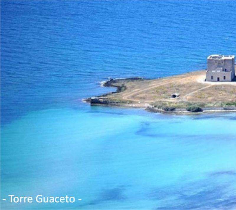 Torre Guaceto: torre costiera storica, mare cristallino e natura incontaminata in Puglia.